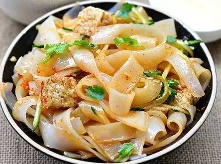 日照涼皮秘方,看一看,明天你也會做涼皮了 簡單又干凈